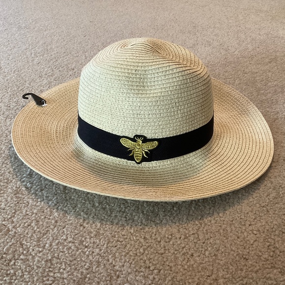 Accessories - sunhat with bumblebee on it